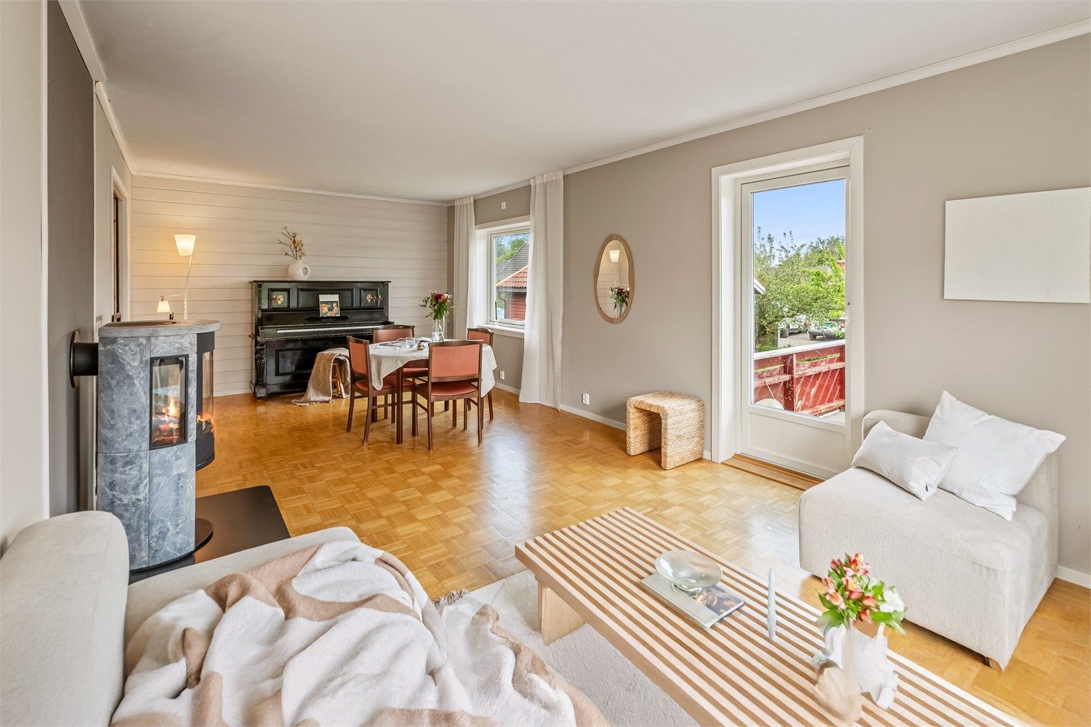 Lys stue med kleberstein ovn.