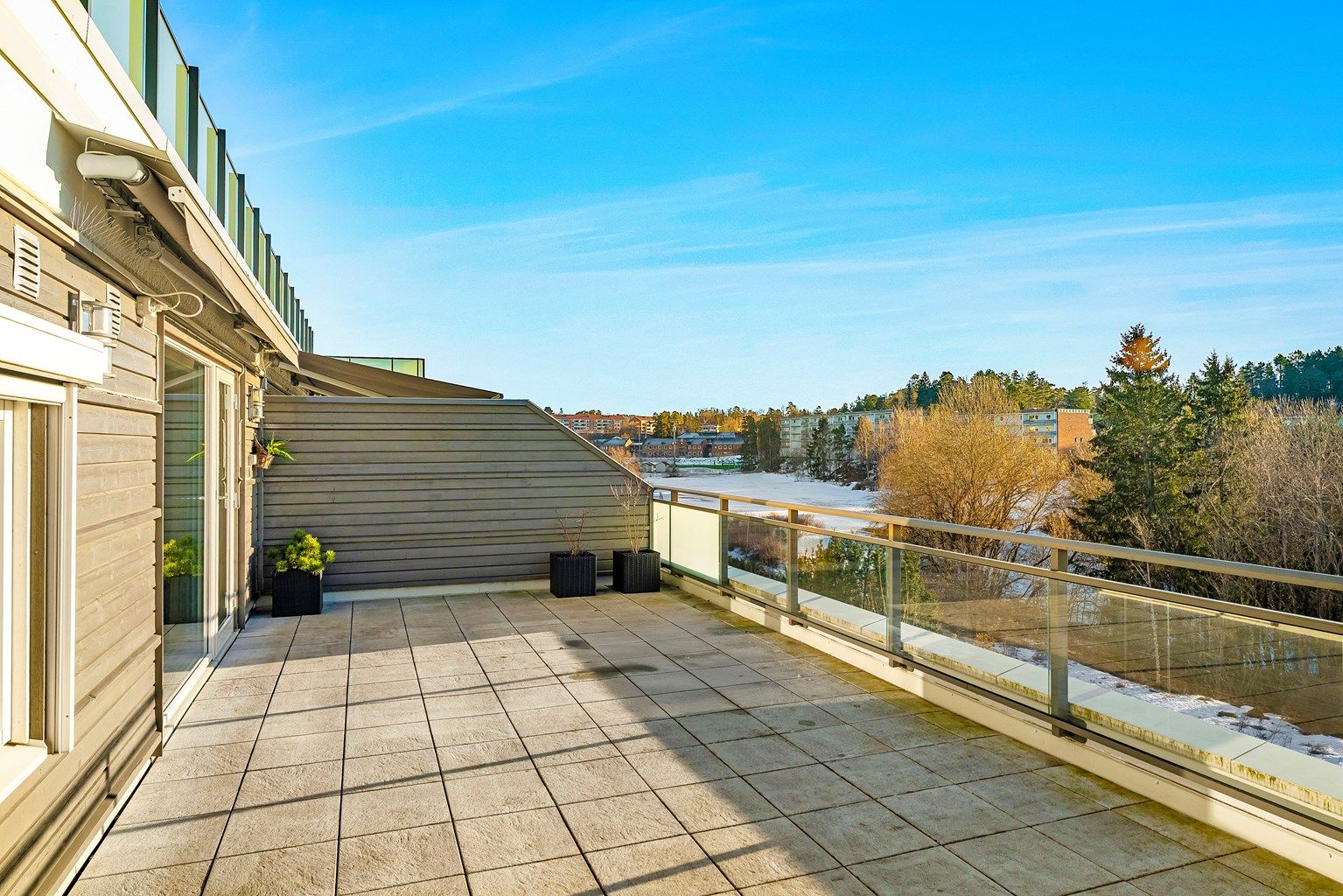 Krogsveen v/Nhut Nam Huynh har fått æren av å presentere denne attraktive og velholdte 3-roms leiligheten med attraktiv beliggenhet på Ravnåsen.