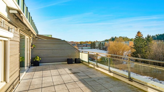 Krogsveen v/Nhut Nam Huynh har fått æren av å presentere denne attraktive og velholdte 3-roms leiligheten med attraktiv beliggenhet på Ravnåsen.