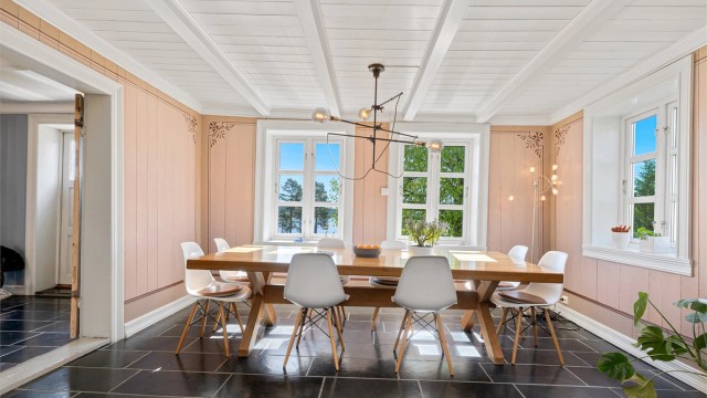 Spisestue med utsikt mot fjorden. Utgangen til venstre.