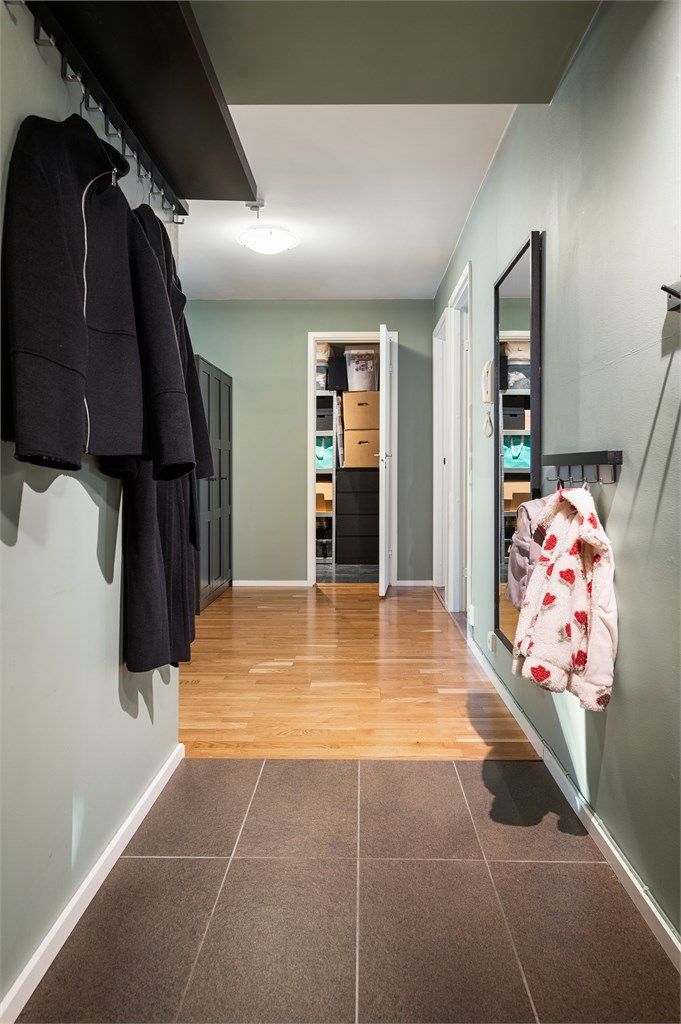 Den flislagte delen av gangen har elektrisk gulvvarme for ekstra komfort.