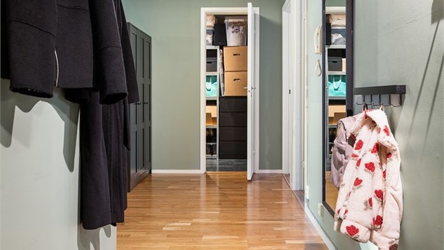 Den flislagte delen av gangen har elektrisk gulvvarme for ekstra komfort.