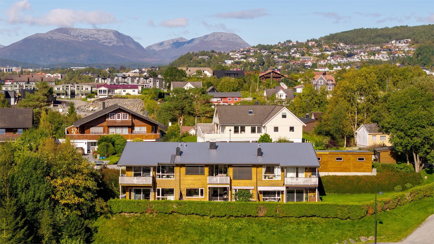 Leilighetsbygget fra 2005 har liggende trekledning og pulttak i trekonstruksjon.