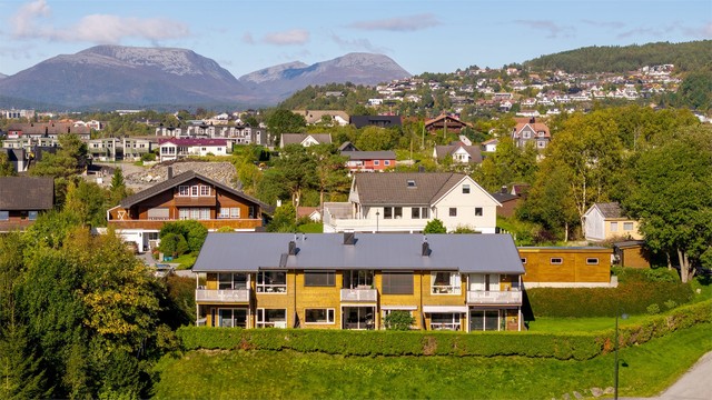 Leilighetsbygget fra 2005 har liggende trekledning og pulttak i trekonstruksjon.