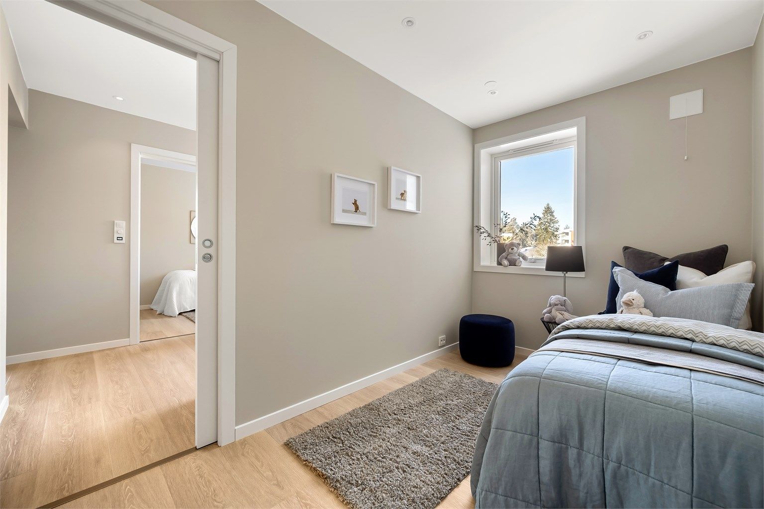 En smart skyvedør gir arealeffektiv adkomst mellom rommene.