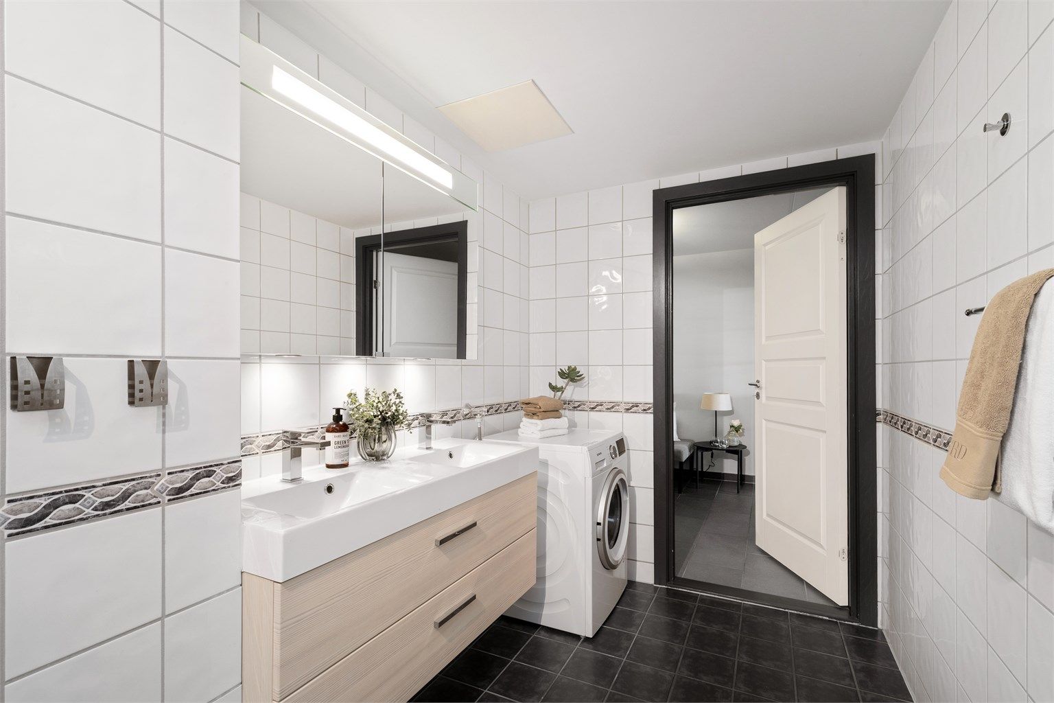 Badet er romslig og har rikelig veggplass for ekstra hyller eller skap. Det er i tillegg opplegg for vaskemaskin.