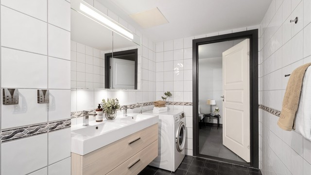 Badet er romslig og har rikelig veggplass for ekstra hyller eller skap. Det er i tillegg opplegg for vaskemaskin.