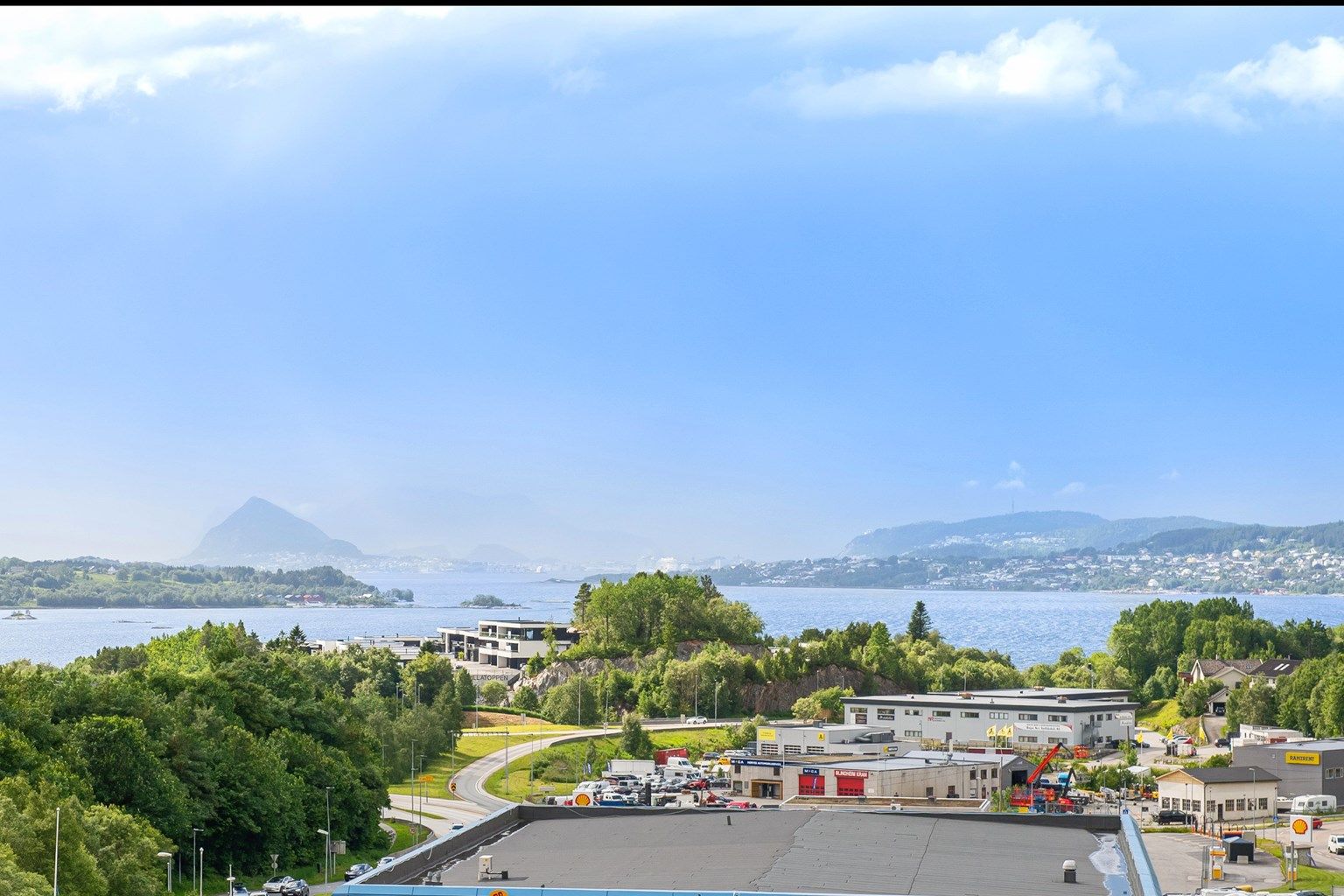 Fra leiligheten er det utsikt mot Borgundfjorden, Breisundet og Sukkertoppen i vest.