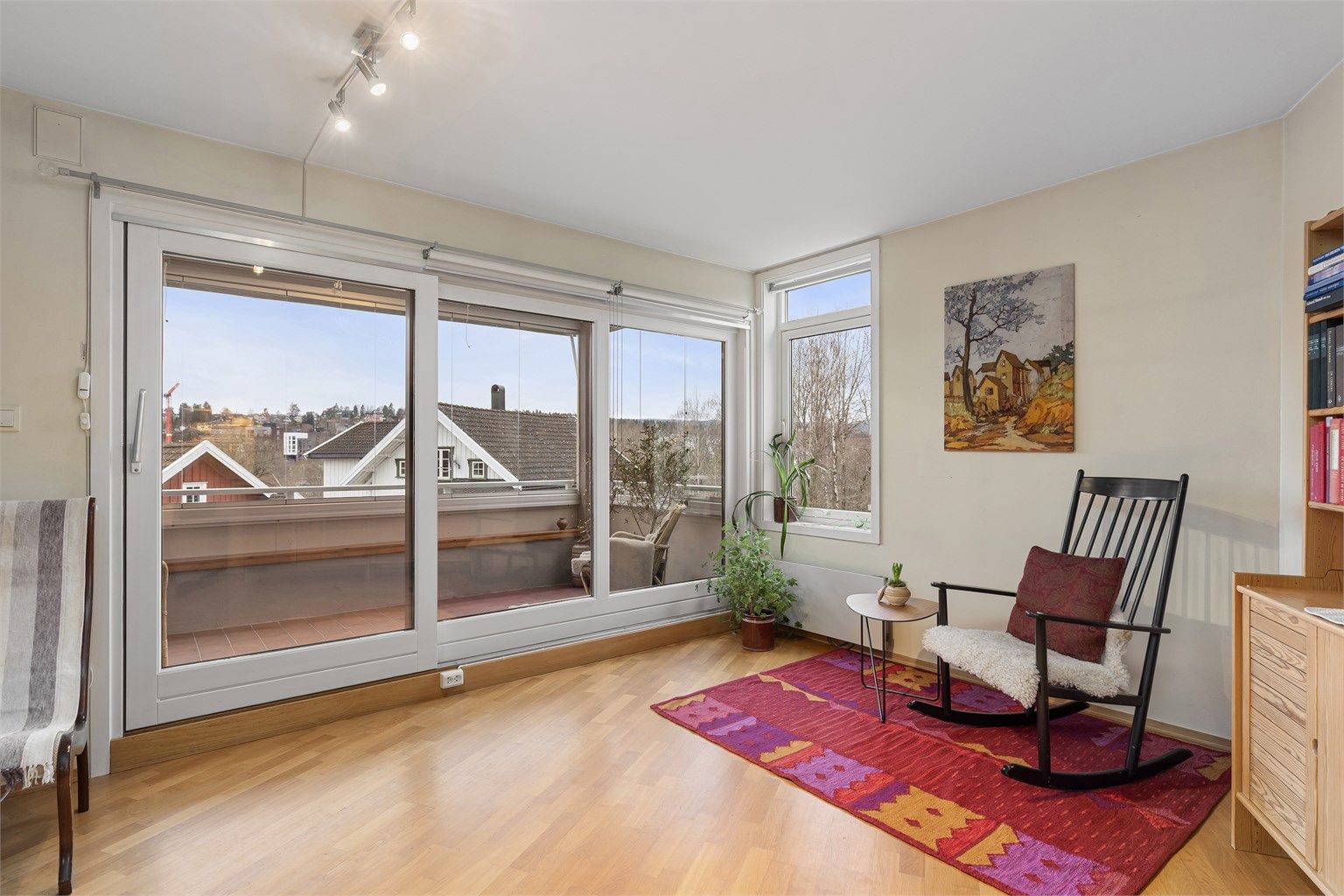 I stuen er det en stor skyvedør som leder ut til en koselig innglasset balkong 