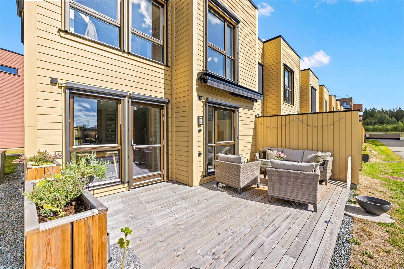 Eier har montert markise for effektiv solskjerming på terrassen.