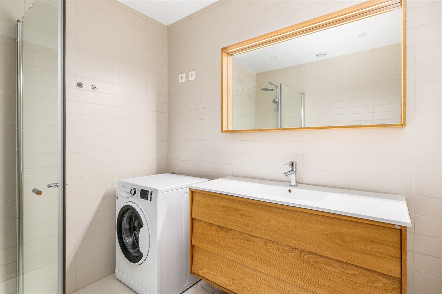 Badet er innredet med lekre møbler fra Hafa. I hjørnet innenfor er det strømuttak til både vaskemaskin og tørketrommel.