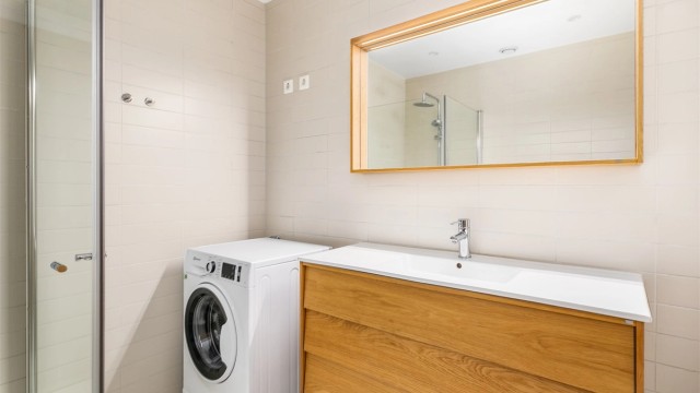 Badet er innredet med lekre møbler fra Hafa. I hjørnet innenfor er det strømuttak til både vaskemaskin og tørketrommel.