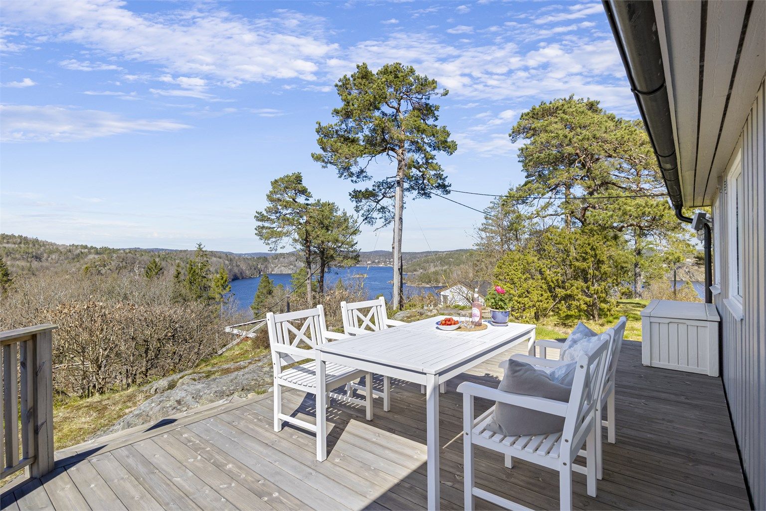 Nyt morgenkaffen med utsikt over landskapet.