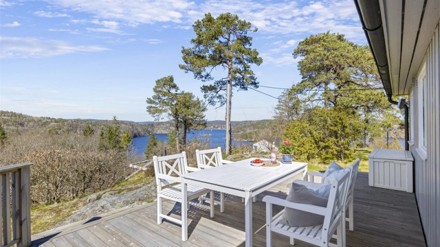 Nyt morgenkaffen med utsikt over landskapet.