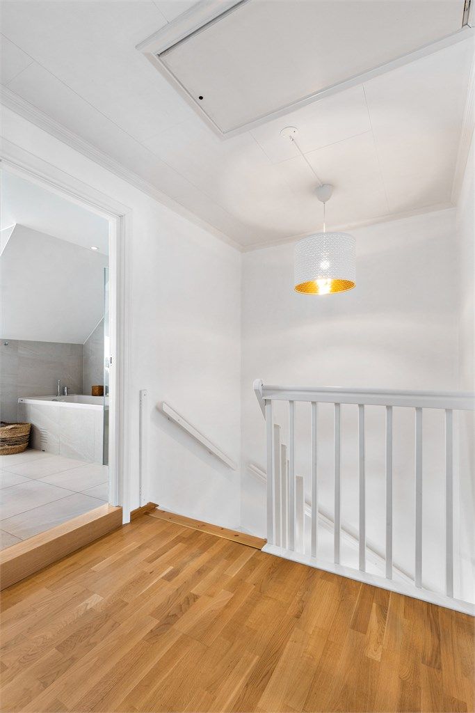 Opp i 2.etasje kommer man til trapperommet som gir tilgang til 3 soverom og badet.