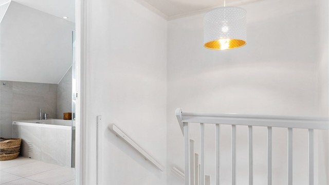 Opp i 2.etasje kommer man til trapperommet som gir tilgang til 3 soverom og badet.