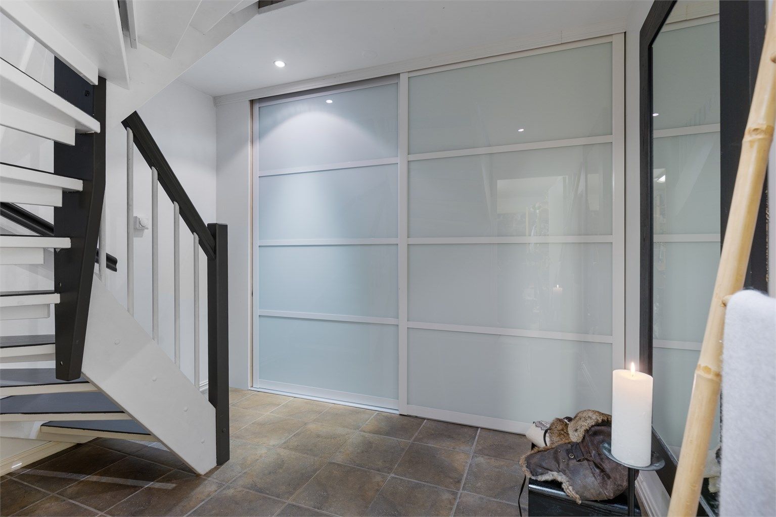 Hall med stor skyvedørsgarderobe i u. etg