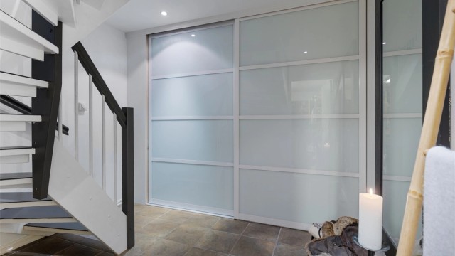 Hall med stor skyvedørsgarderobe i u. etg