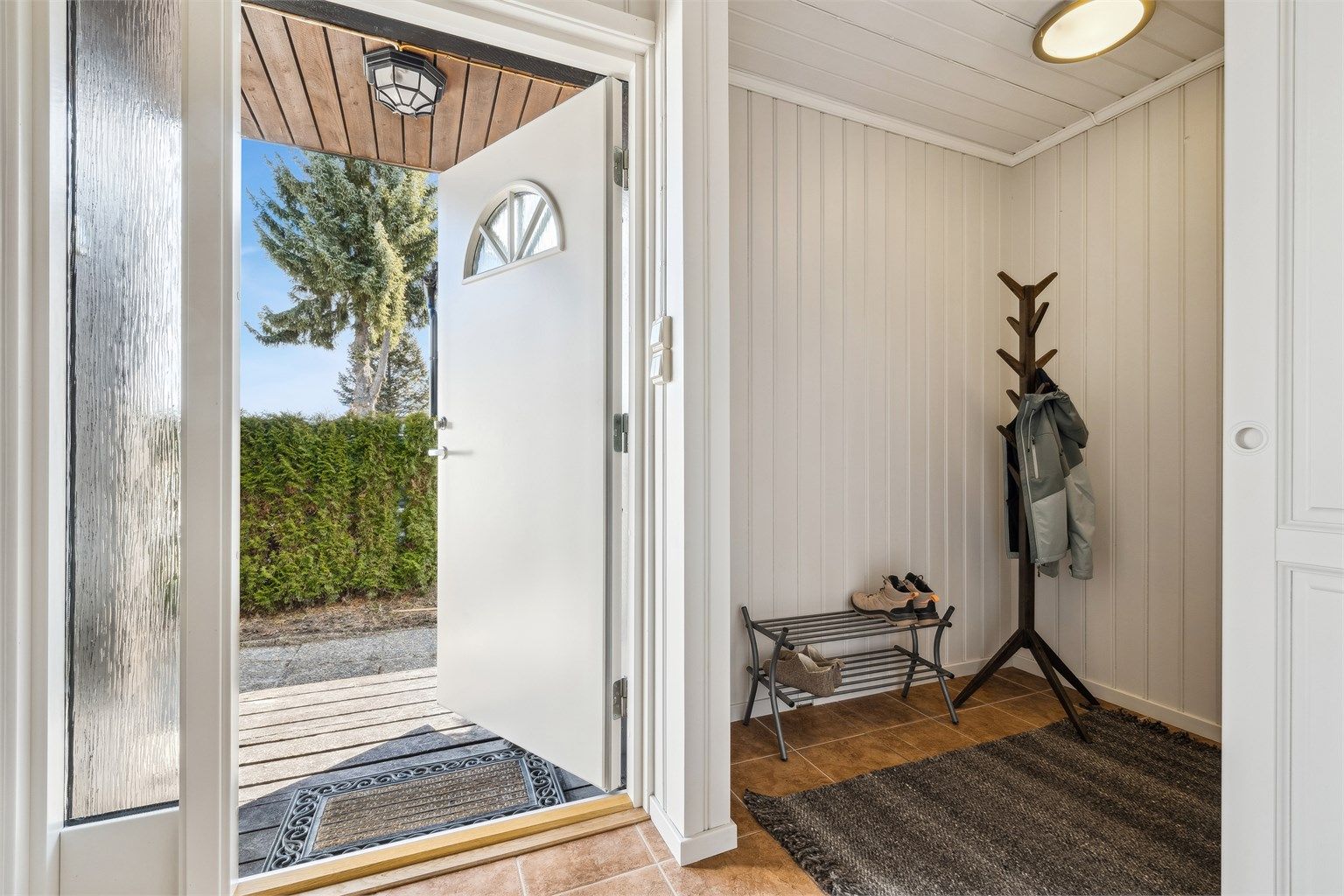 Velkommen inn til en romslig entré med god plass