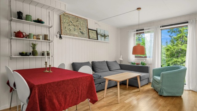 Lys og trivelig stue med plass til både sofagruppe og spisebord, samt utgang til utearealet.