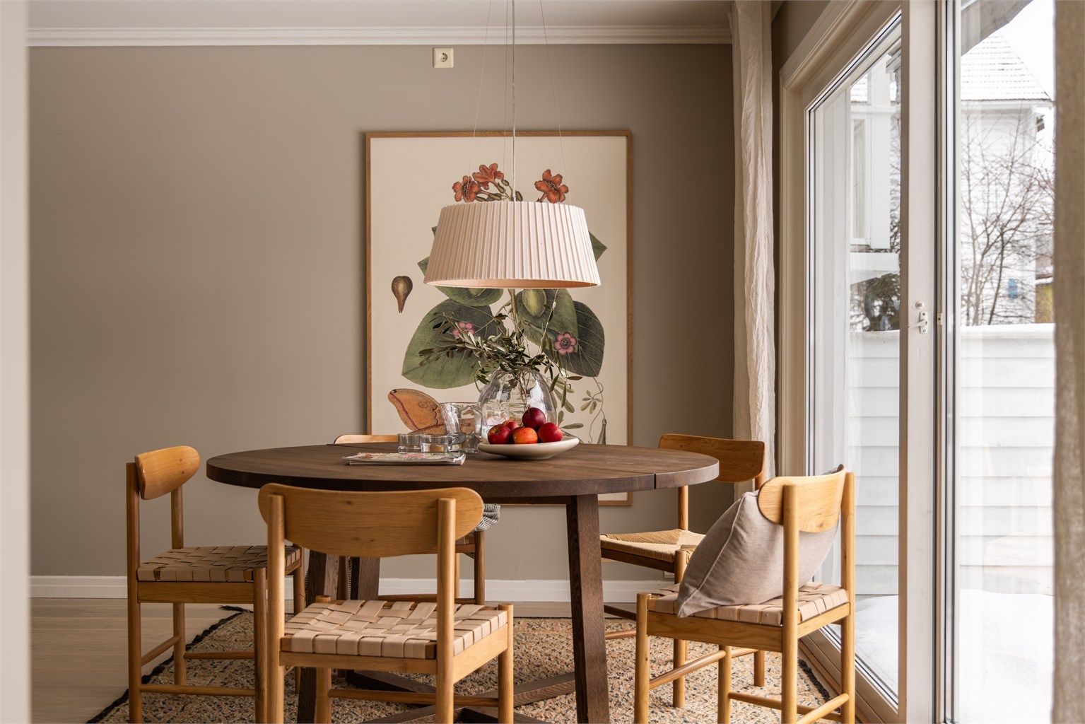 Rommet er gjennomgående og har store vindusflater som gir godt med naturlig lys og god romfølelse