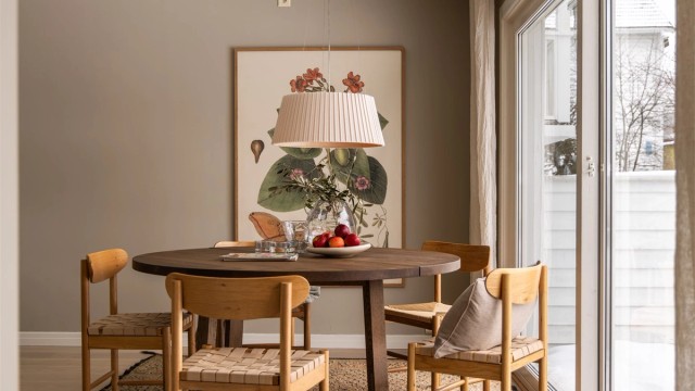 Rommet er gjennomgående og har store vindusflater som gir godt med naturlig lys og god romfølelse