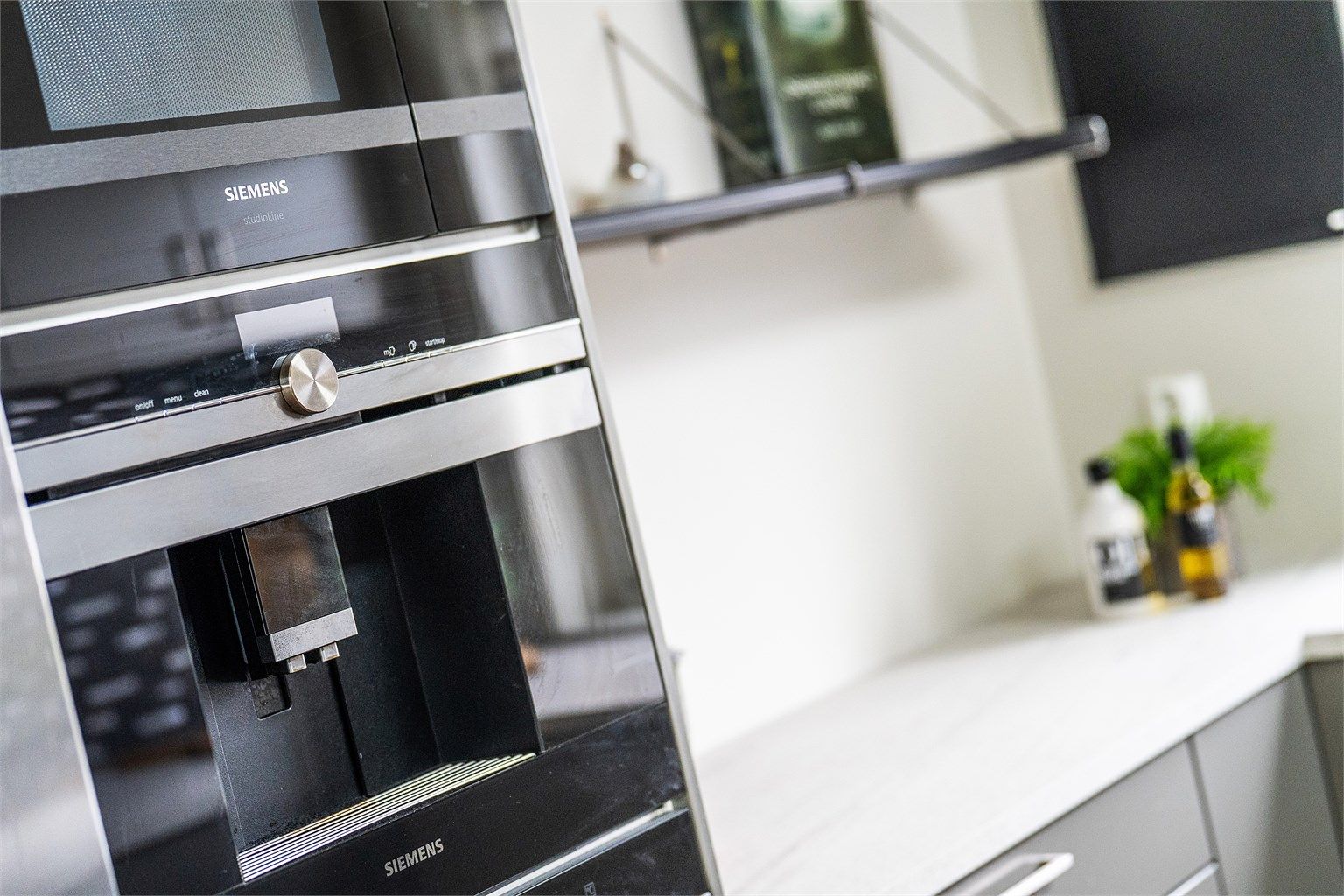 Detalj fra kjøkkenets integrerte hvitevarepakke fra Siemens.