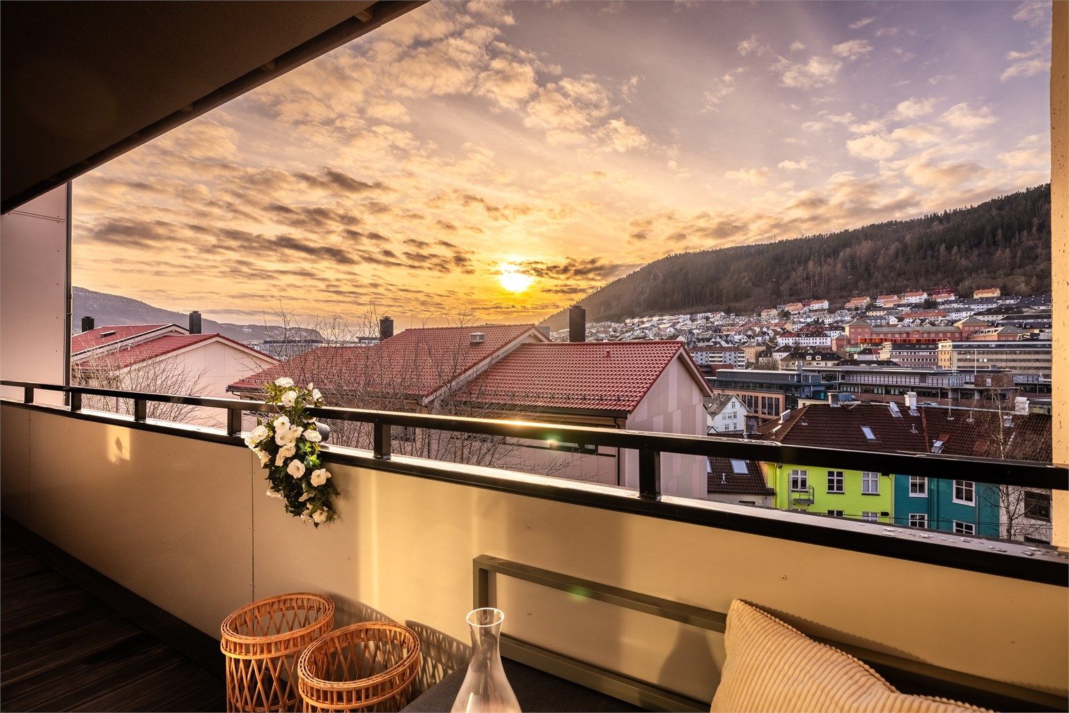 - Sørvest vendt altan på 10 kvm med nydelig utsikt -