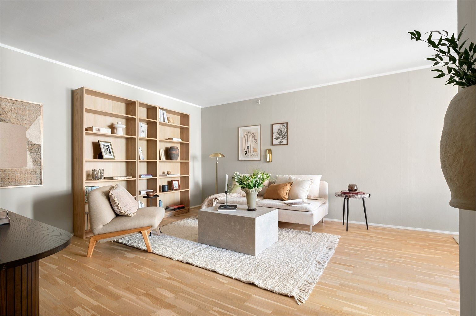 Her er det god plass til både sofagruppe, salongbord, tv-seksjon og spisebord.