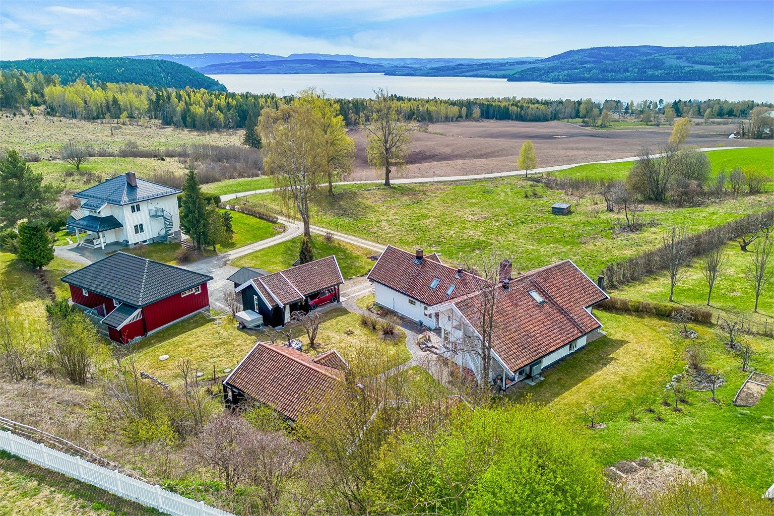 Velkommen til Engelund, en særpreget og gjennomført eiendom utviklet som et helhetlig tun med flere bygninger.