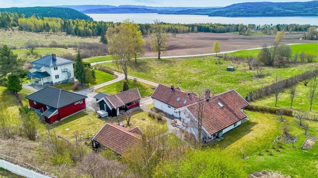 Velkommen til Engelund, en særpreget og gjennomført eiendom utviklet som et helhetlig tun med flere bygninger.
