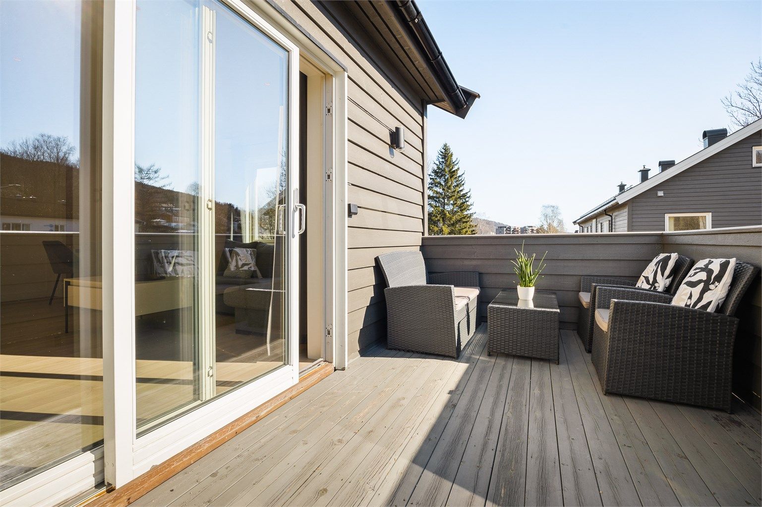 God plass til sittegruppe på balkongen (utvidelse av balkong er ikke byggemeldt)