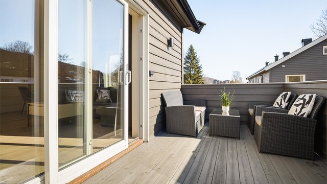 God plass til sittegruppe på balkongen (utvidelse av balkong er ikke byggemeldt)