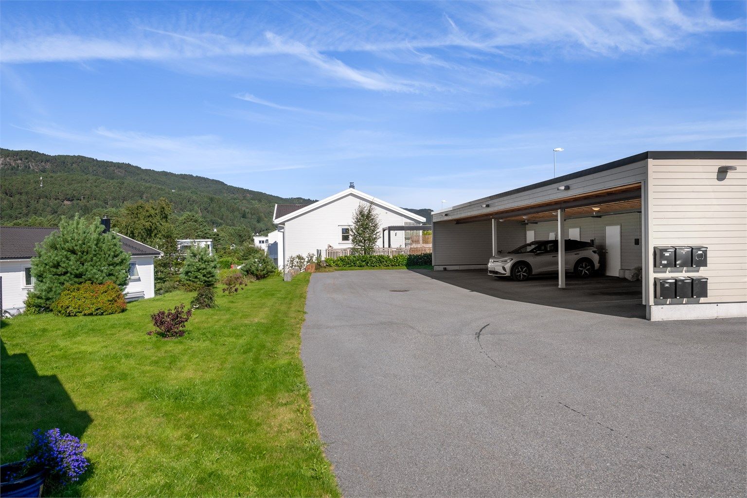 Leiligheten disponerer én parkeringsplass i carport, med en tilhørende bod på 5 kvm.