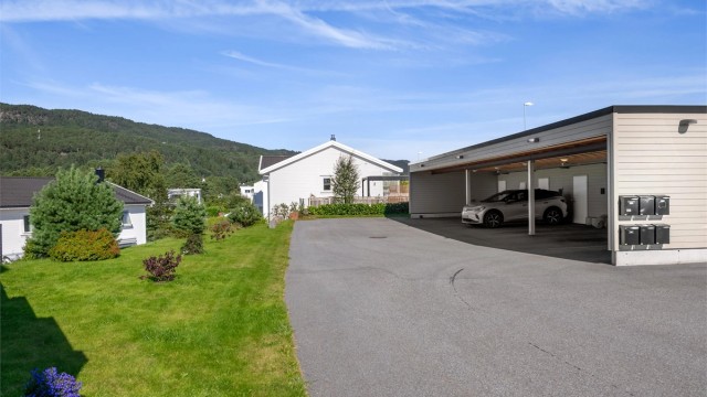 Leiligheten disponerer én parkeringsplass i carport, med en tilhørende bod på 5 kvm.