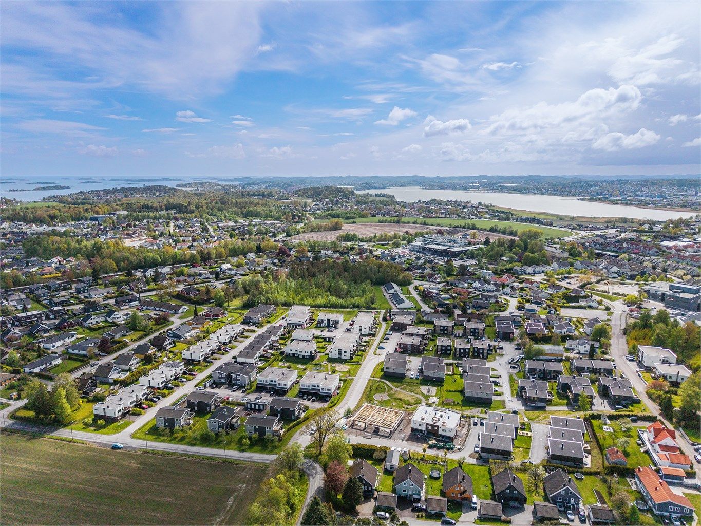 Oversikt over boligfeltet Sandeåsen, med nærhet til både sentrum og friområder.