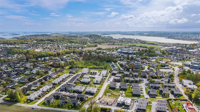 Oversikt over boligfeltet Sandeåsen, med nærhet til både sentrum og friområder.