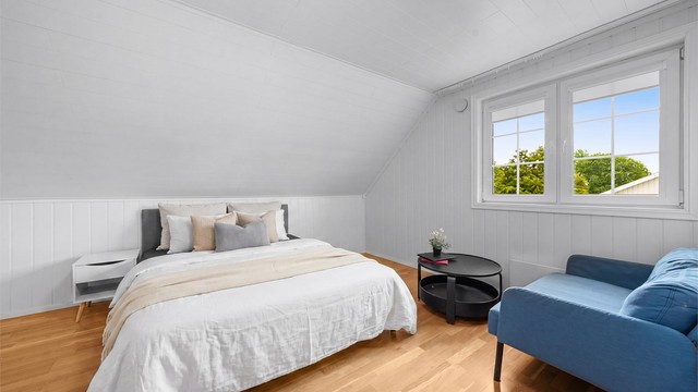 Hovedsoverom med god plass til både seng og en liten sofagruppe. (Digitalt stylet)