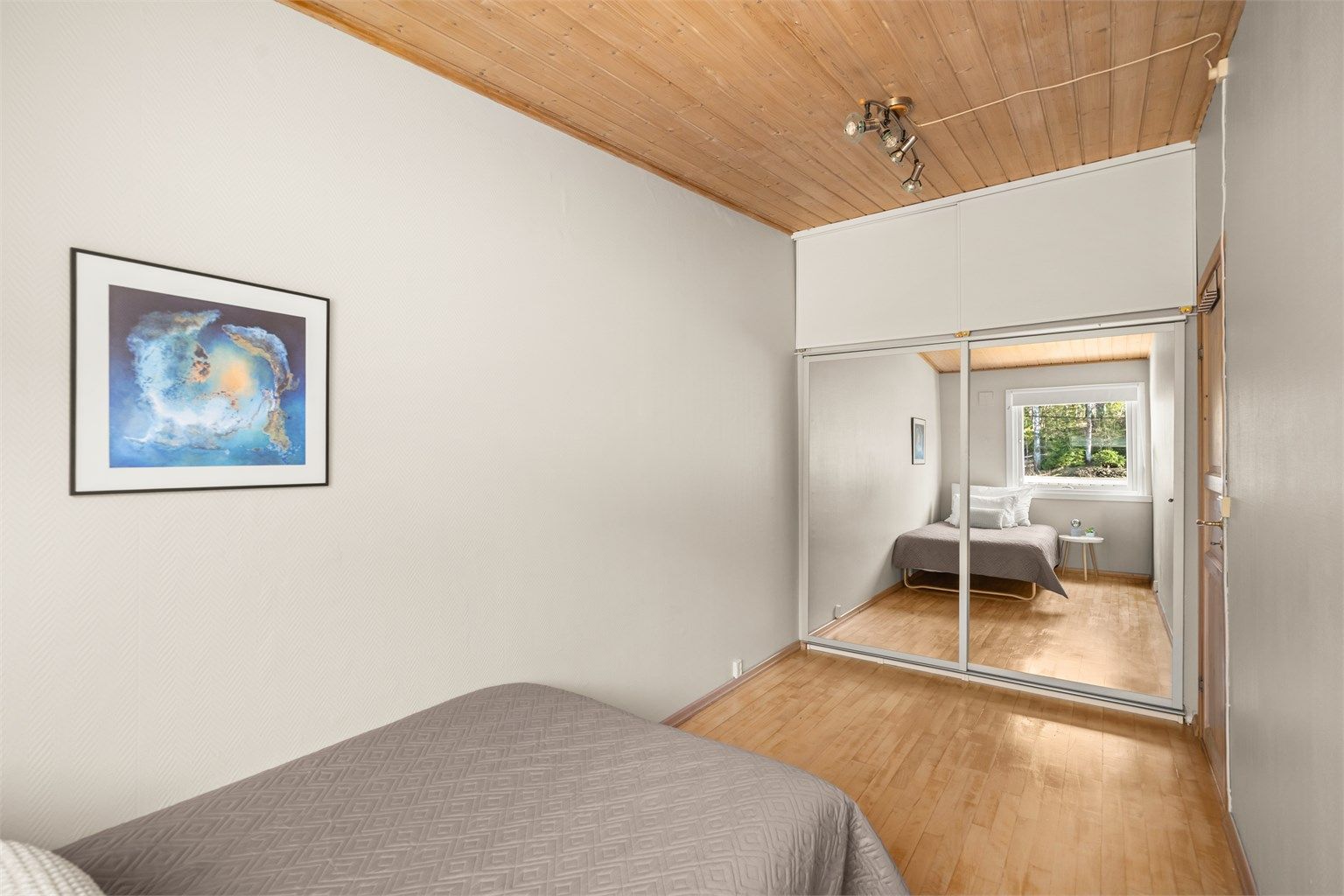 Soverom 2 har en praktisk skyvedørsgarderobe.