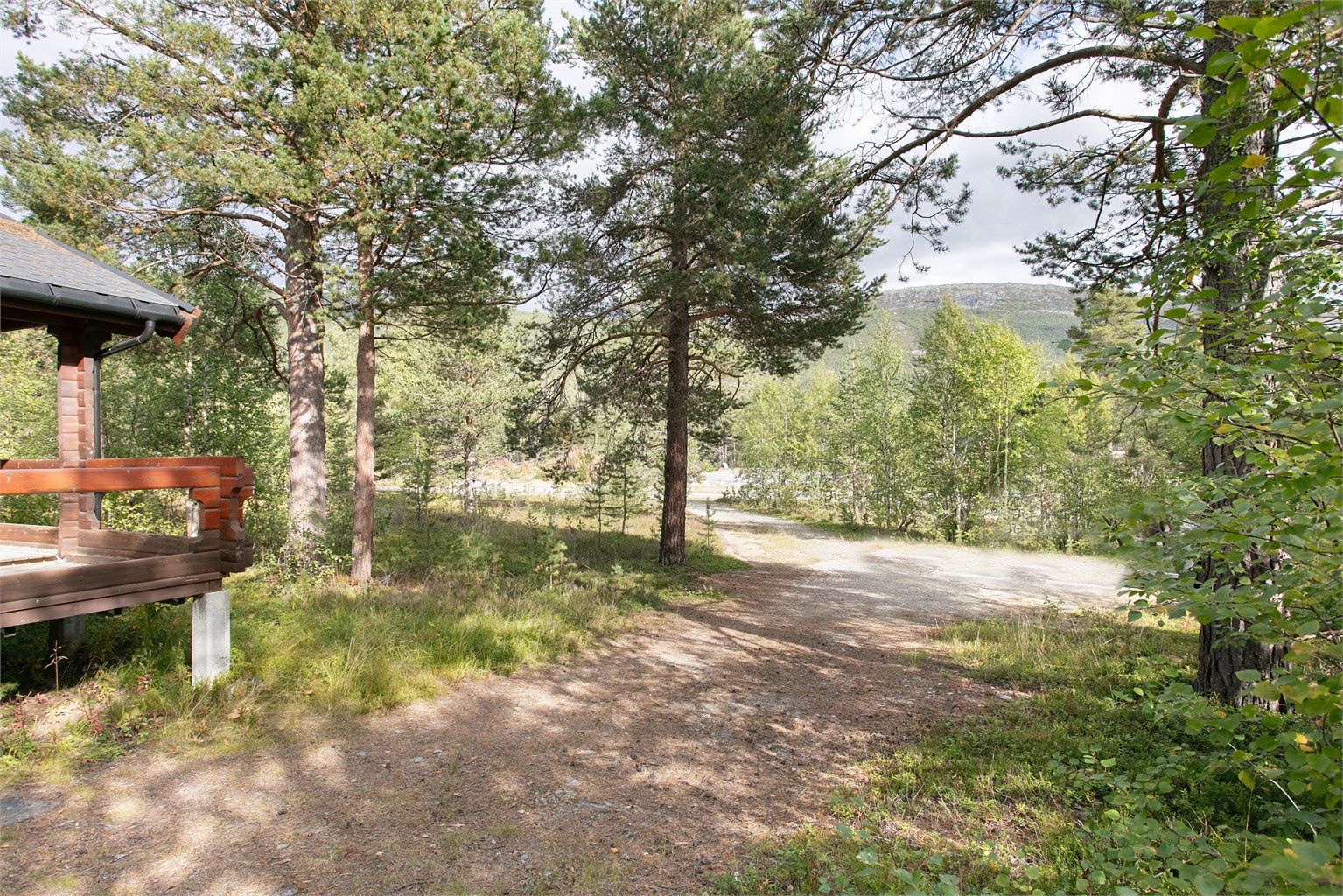 Eiendommen har gode adkomstforhold og kort avstand til både butikk, skisenter og oppkjørte langrennsløyper.