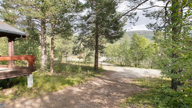 Eiendommen har gode adkomstforhold og kort avstand til både butikk, skisenter og oppkjørte langrennsløyper.