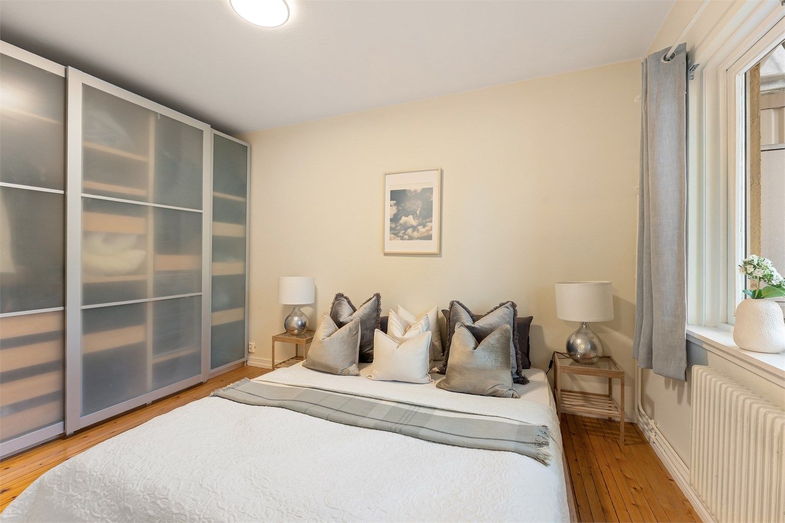 En stor garderobeløsning med skyvedører gir rikelig med oppbevaringsplass.