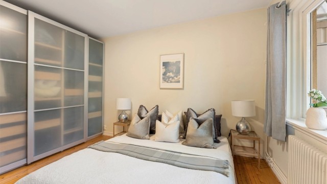 En stor garderobeløsning med skyvedører gir rikelig med oppbevaringsplass.