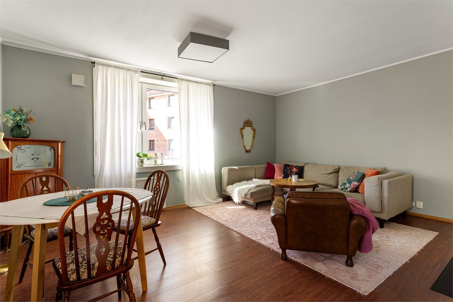 Stuen er av god størrelse med plass til å møblere i ulike soner. 