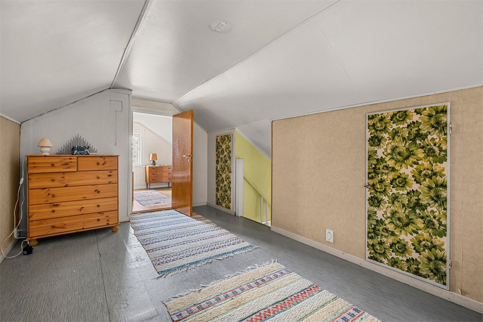 Loftstue/gang i loftsetasjen på 12,1 kvm.