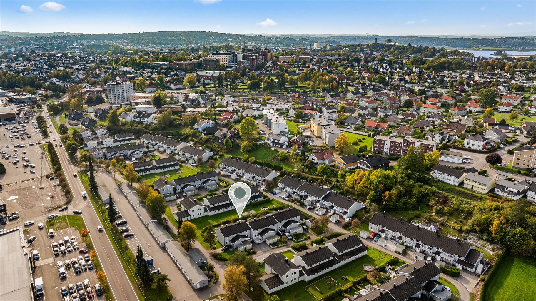 Tønsberg sentrum og jernbanestasjonen ligger omtrent 1,6 kilometer unna.