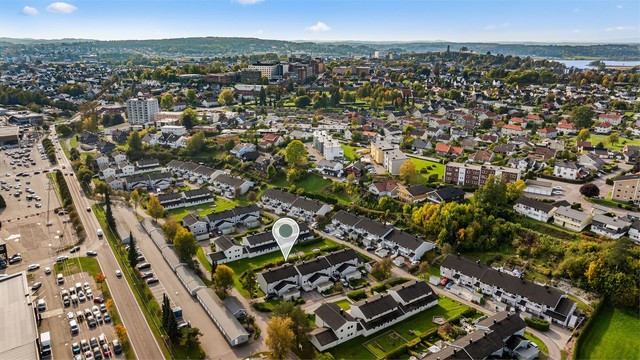 Tønsberg sentrum og jernbanestasjonen ligger omtrent 1,6 kilometer unna.