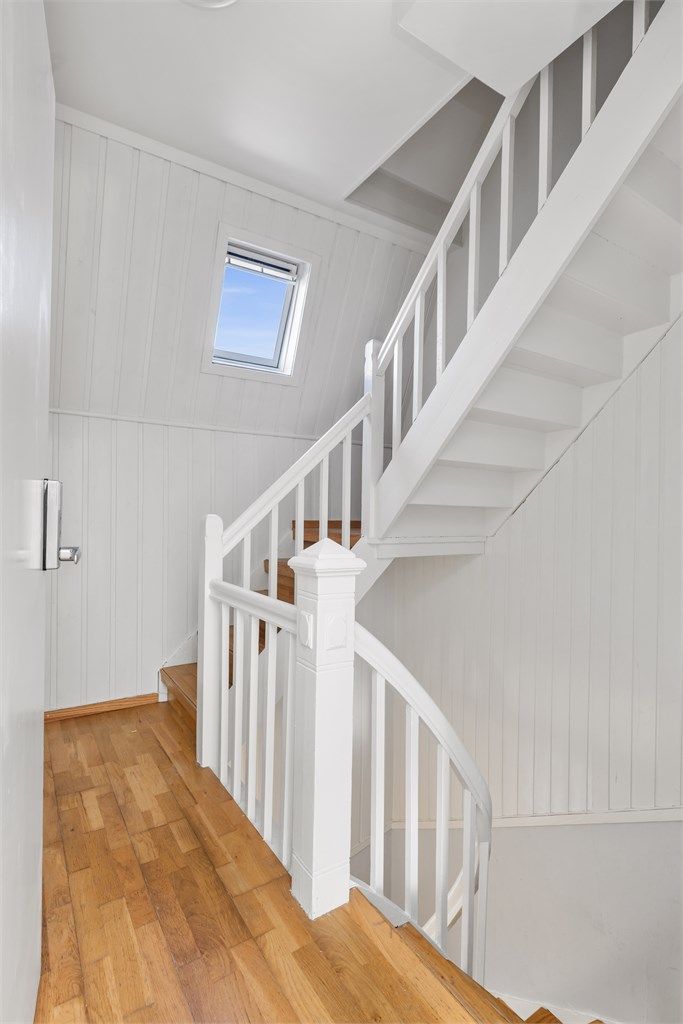 Felles innvendig trapperom i tre fører opp til loftsetasjen.
