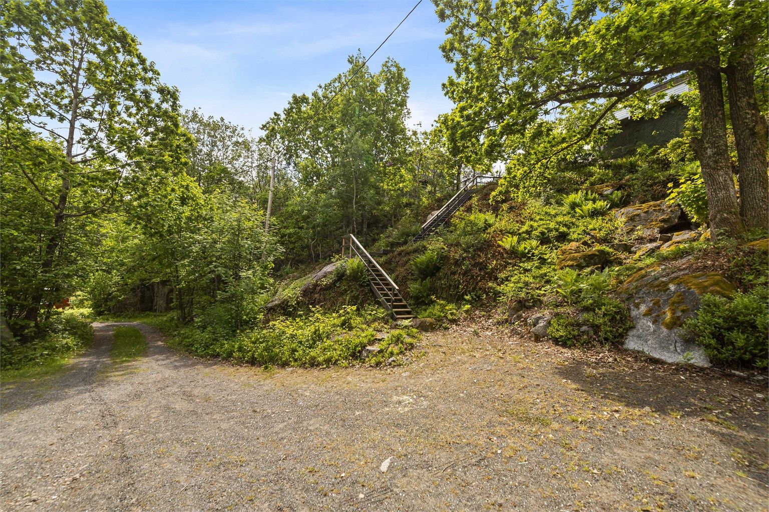 Det er bilvei helt frem til eiendommen med parkering på egen tomt.