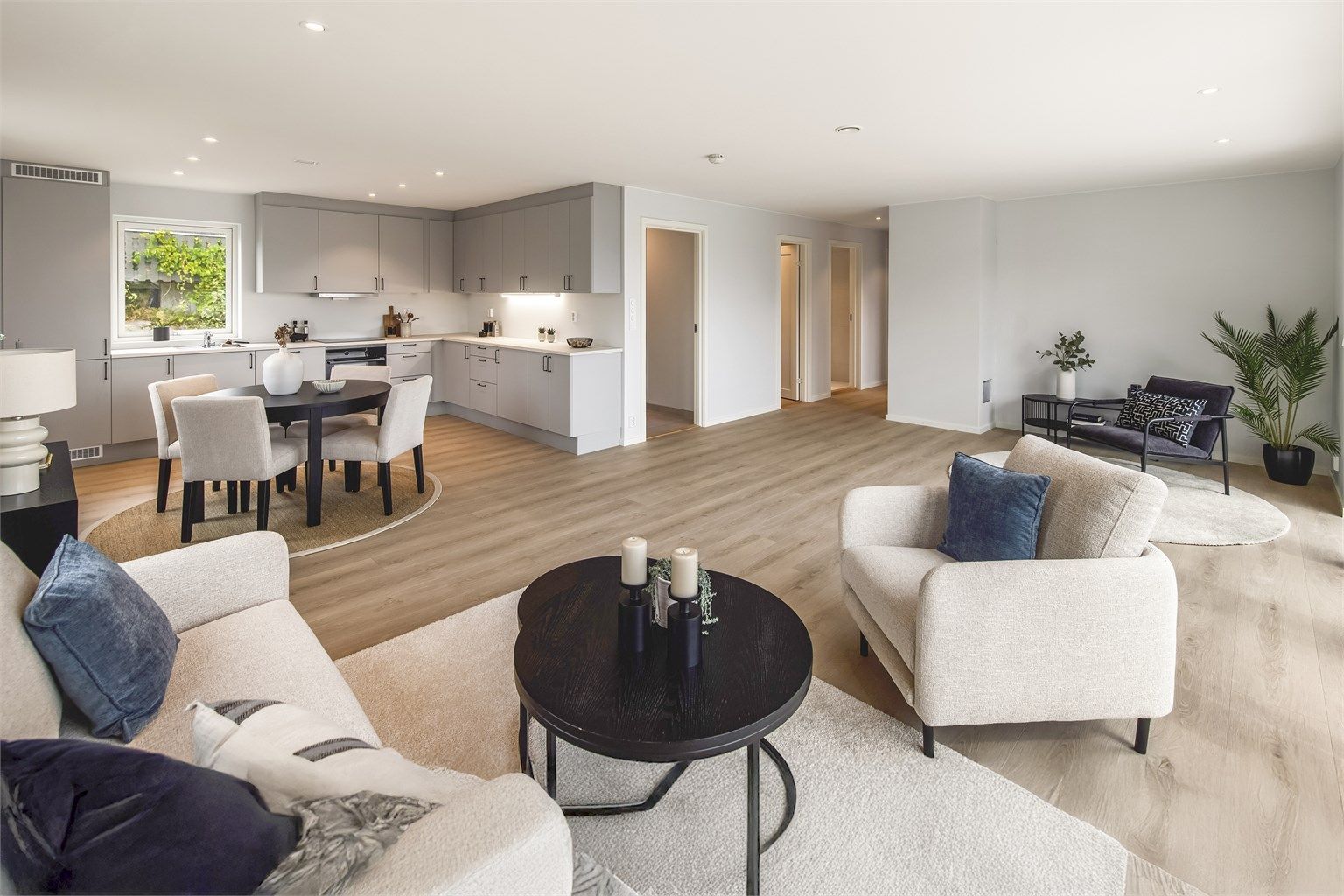 Her kan du flytte rett inn. Det er lagt vekt på solide materialvalg med en lys og klassisk fargepalett og det er fokusert på en åpen og praktisk planløsning med store vindusflater.